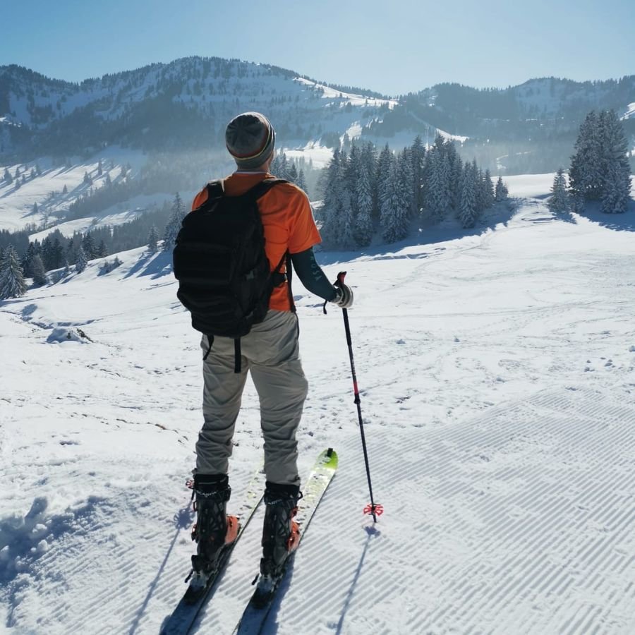 Thomas auf Skitour vor verschneiten Bergen