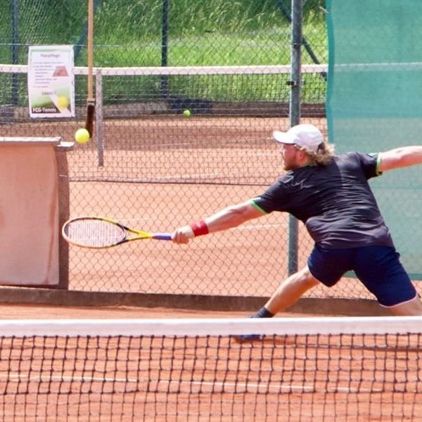 Thomas Mittring spielt eine Vorhand auf Sand