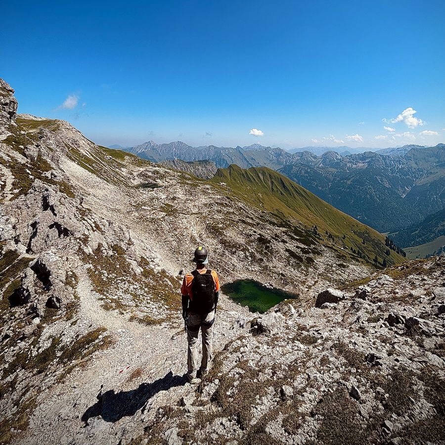 Thomas auf einem Berggrat, der Blick über die Alpen